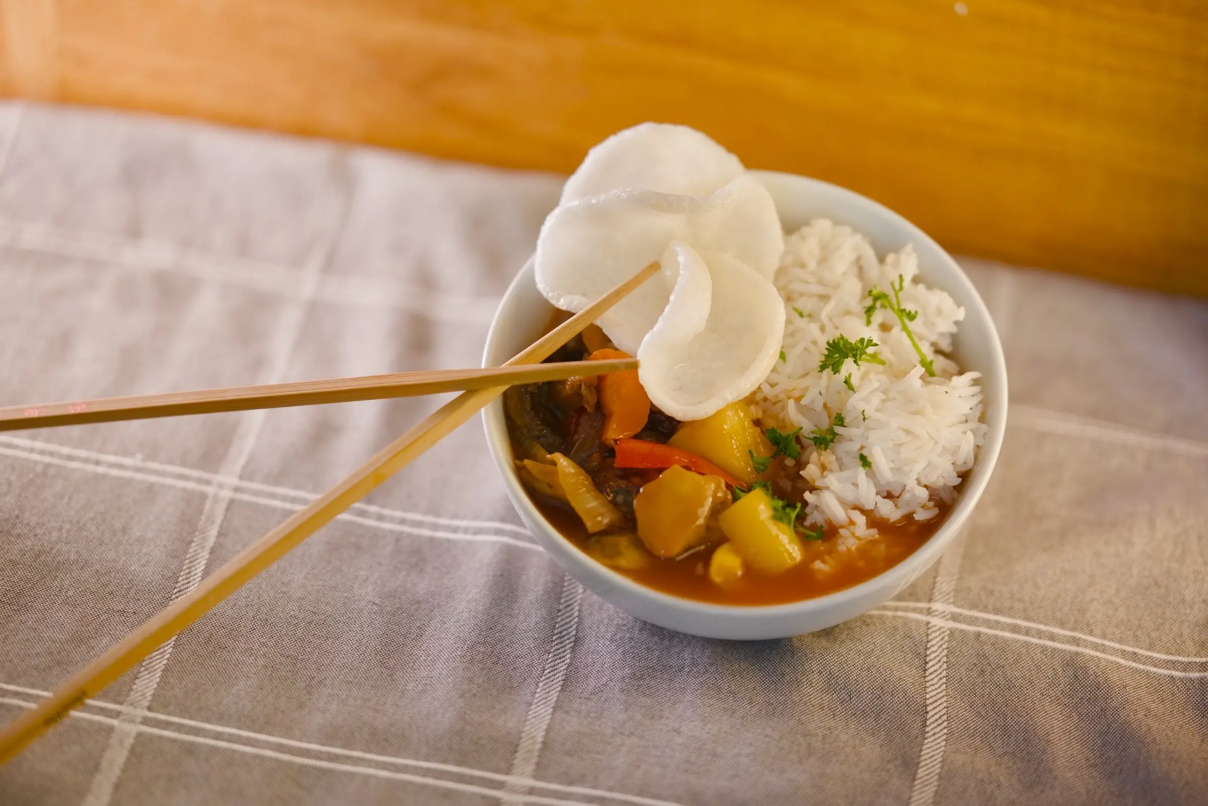 Vegan chicken-style pieces in sweet and sour sauce with prawn crackers.