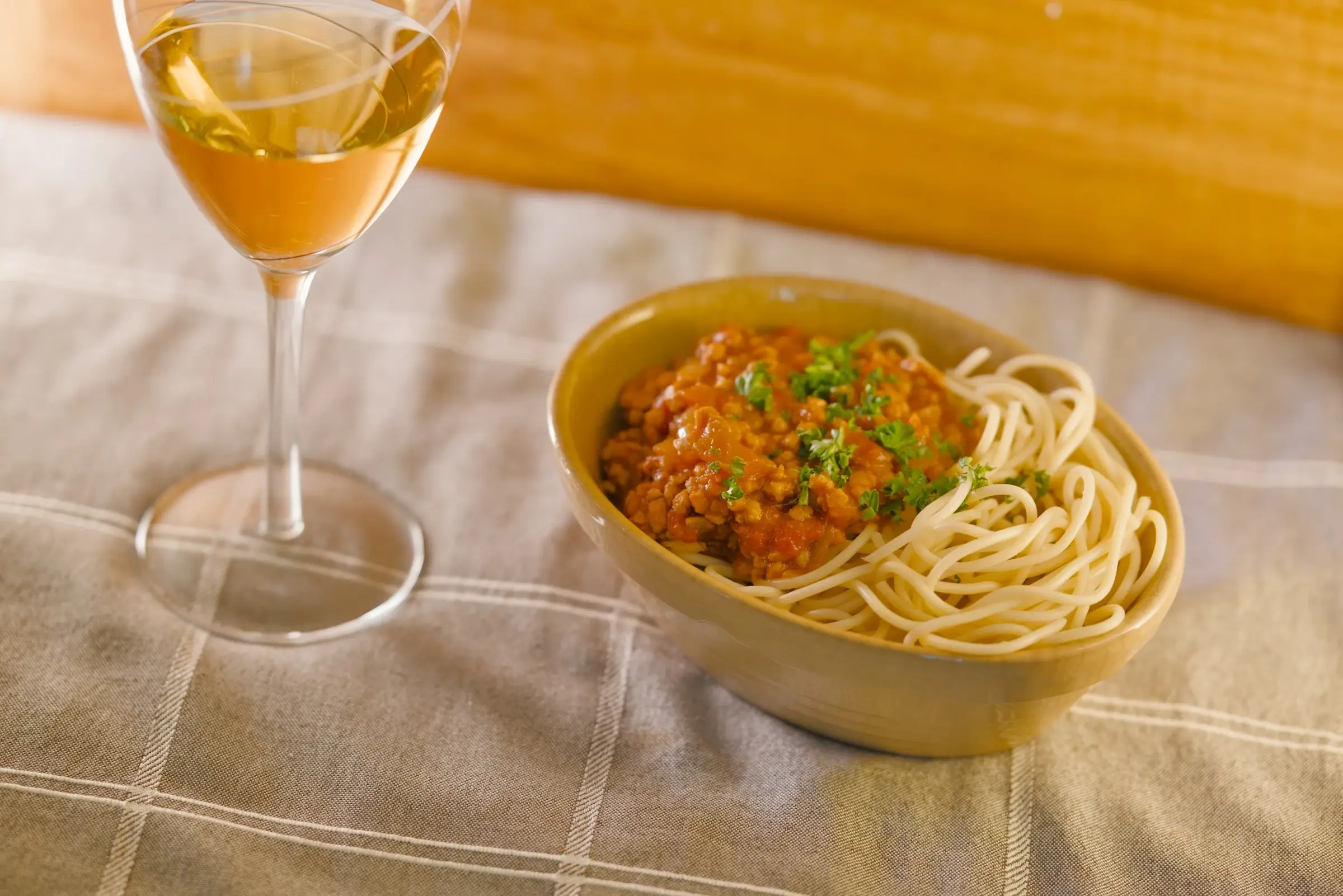 Vegan spaghetti bolognese in a bowl.